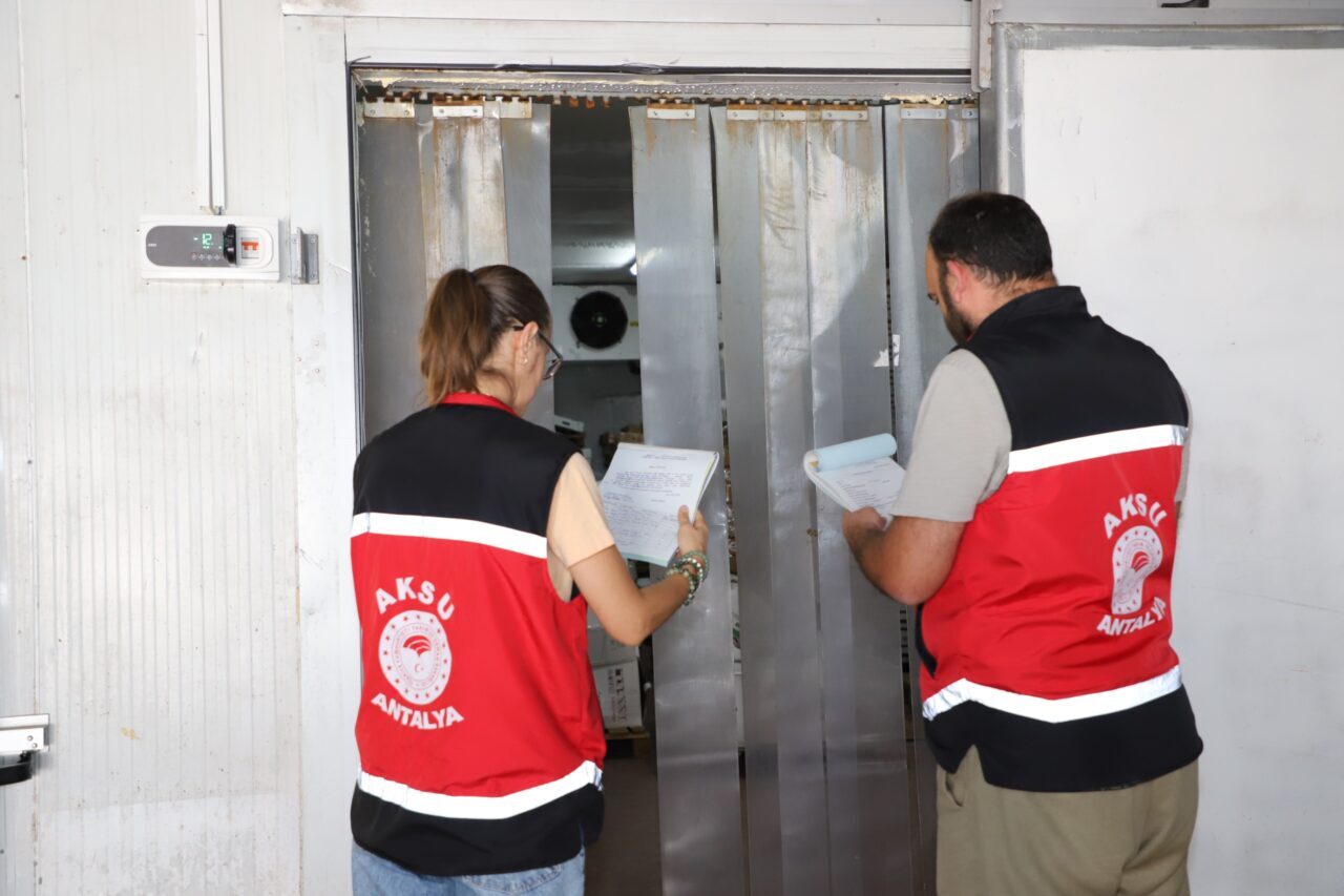 ANTALYA (AA) – Antalya'nın Aksu ilçesinde, son tüketim tarihi geçmiş,