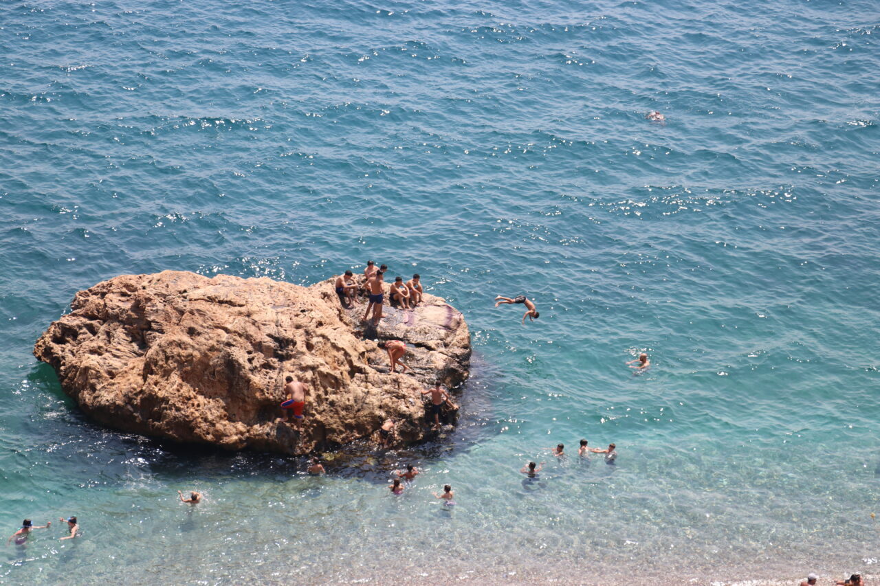 ANTALYA (AA) – Nem oranının yüzde 87'ye ulaştığı Antalya'da, sıcak
