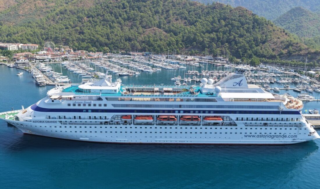 MUĞLA (AA) – Panama bandıralı "Astoria Grande" adlı kruvaziyer, Muğla'nın