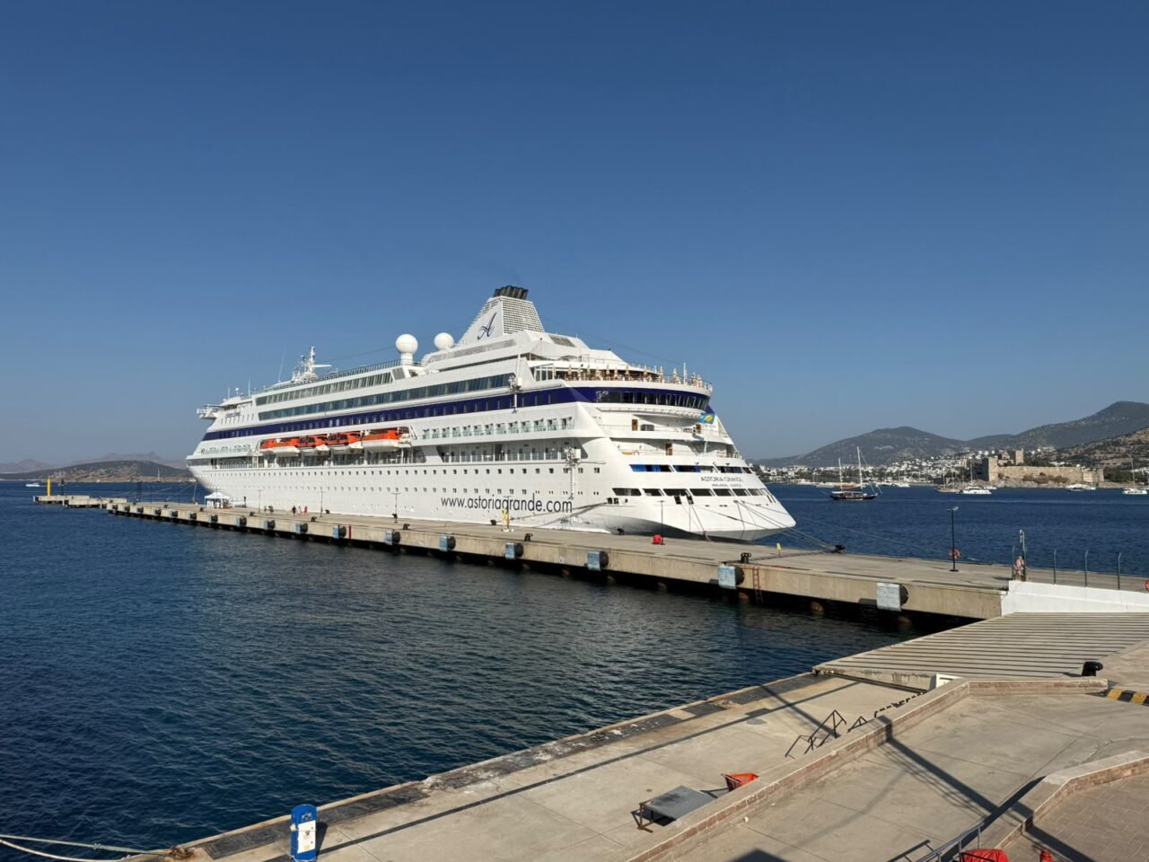 MUĞLA (AA) – Muğla'nın Bodrum ilçesine Astoria Grande isimli kruvaziyer