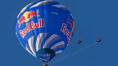 İSTANBUL (AA) – Avusturyalı wingsuit sporcusu Marco Waltenspiel, Kapadokya'da balonlar