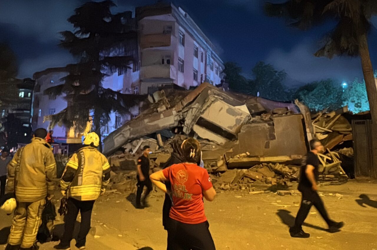 İSTANBUL (AA) – Bahçelievler'de 4 katlı binada çökme meydana geldi.