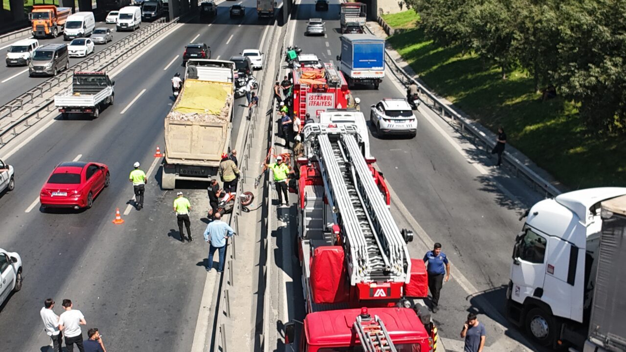İSTANBUL (AA) – Bahçelievler'de hafriyat kamyonunun altında kalan motosikletin sürücüsü