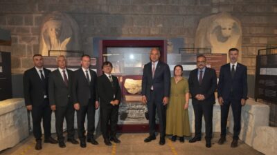 - "Prof. Dr. Ömür Harmanşah ve Dr. Peri Johnson başkanlığında