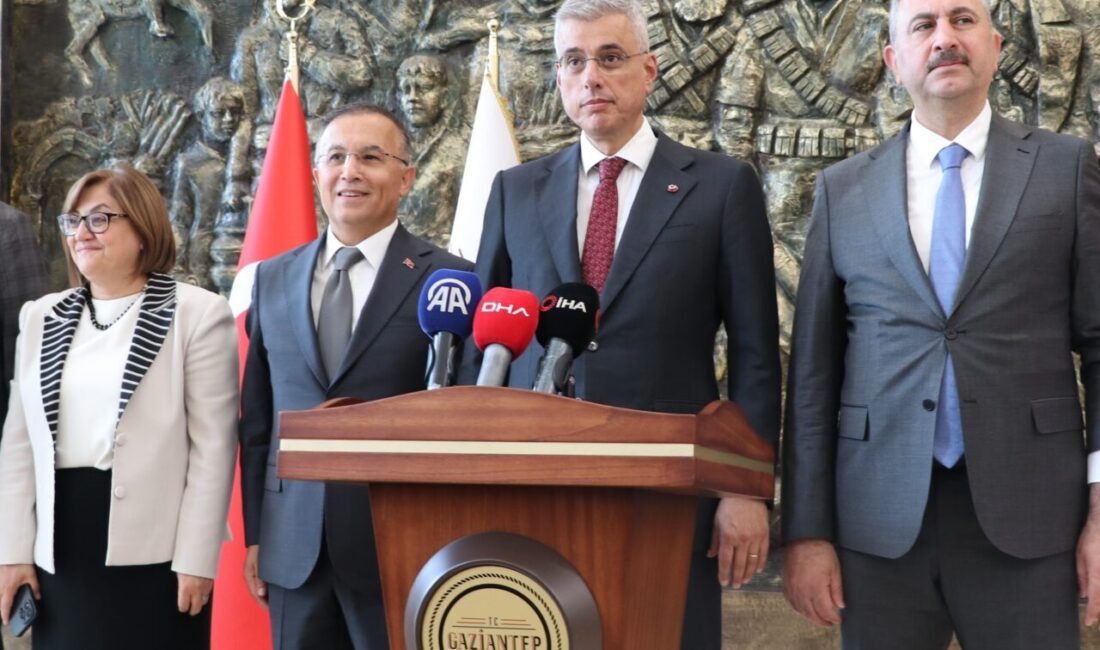 GAZİANTEP (AA) – Sağlık Bakanı Kemal Memişoğlu, Gaziantep'te bir dizi