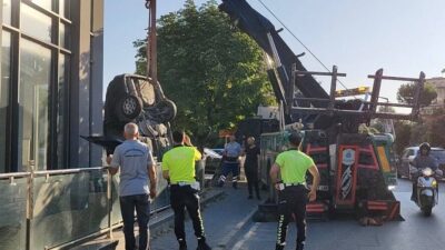 İSTANBUL (AA) – Bakırköy'de çarpışan 2 otomobilden birinin kontrolden çıkarak
