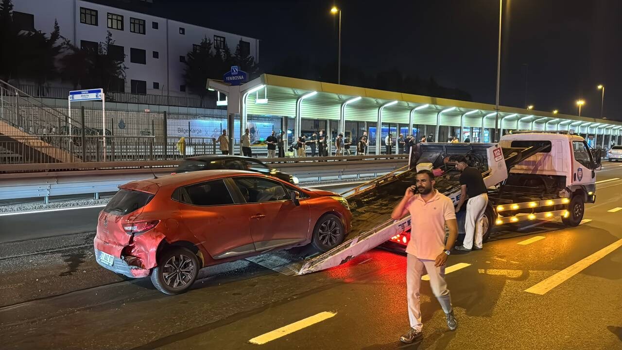 İSTANBUL (AA) – Bakırköy'de üç otomobilin karıştığı trafik kazasında yaralanan