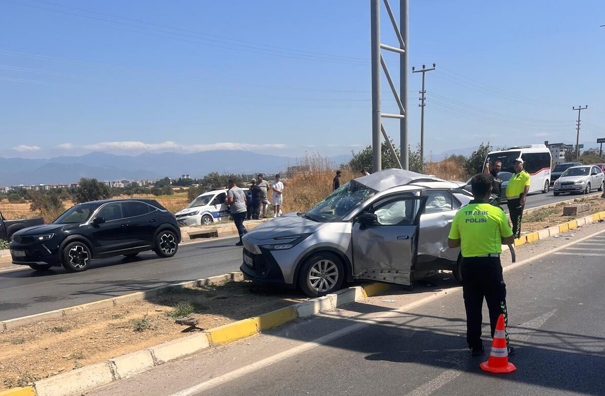 BALIKESİR (AA) – Balıkesir'in Burhaniye ilçesinde kamyon ile otomobilin çarpıştığı