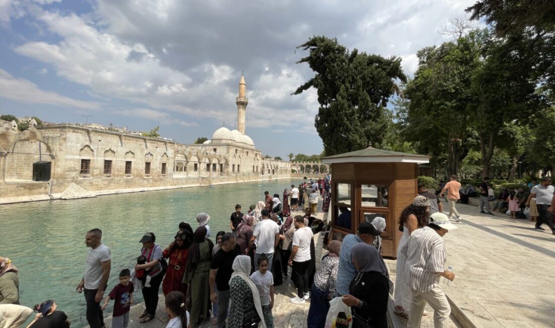 ŞANLIURFA (AA) – Türkiye'nin önemli turizm merkezlerinden Şanlıurfa'da parçalı bulutlu
