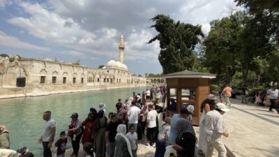 ŞANLIURFA (AA) – Türkiye'nin önemli turizm merkezlerinden Şanlıurfa'da parçalı bulutlu