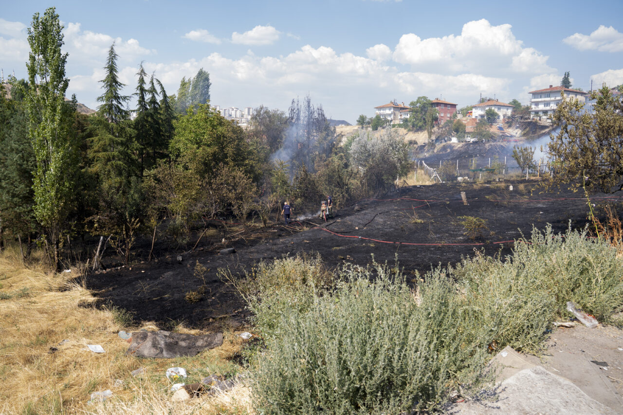 ANKARA (AA) – Altındağ'da otluk alanda çıkan yangın, itfaiye ekiplerinin
