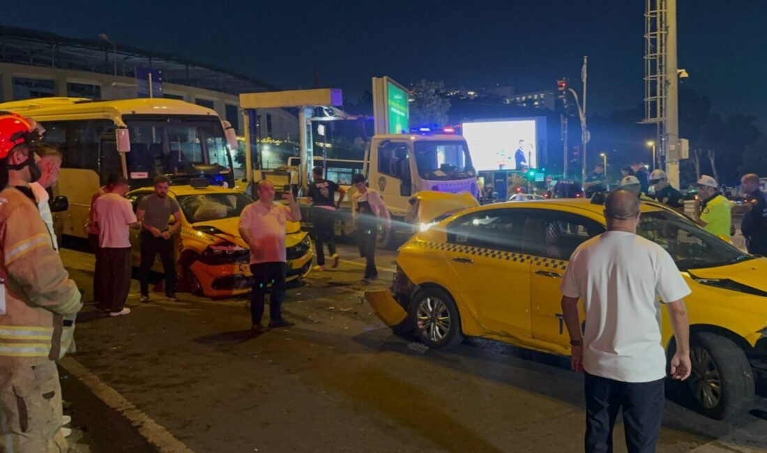 İSTANBUL (AA) – Beyoğlu'nda 8 aracın karıştığı zincirleme trafik kazasında