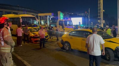 İSTANBUL (AA) – Beyoğlu'nda 8 aracın karıştığı zincirleme trafik kazasında