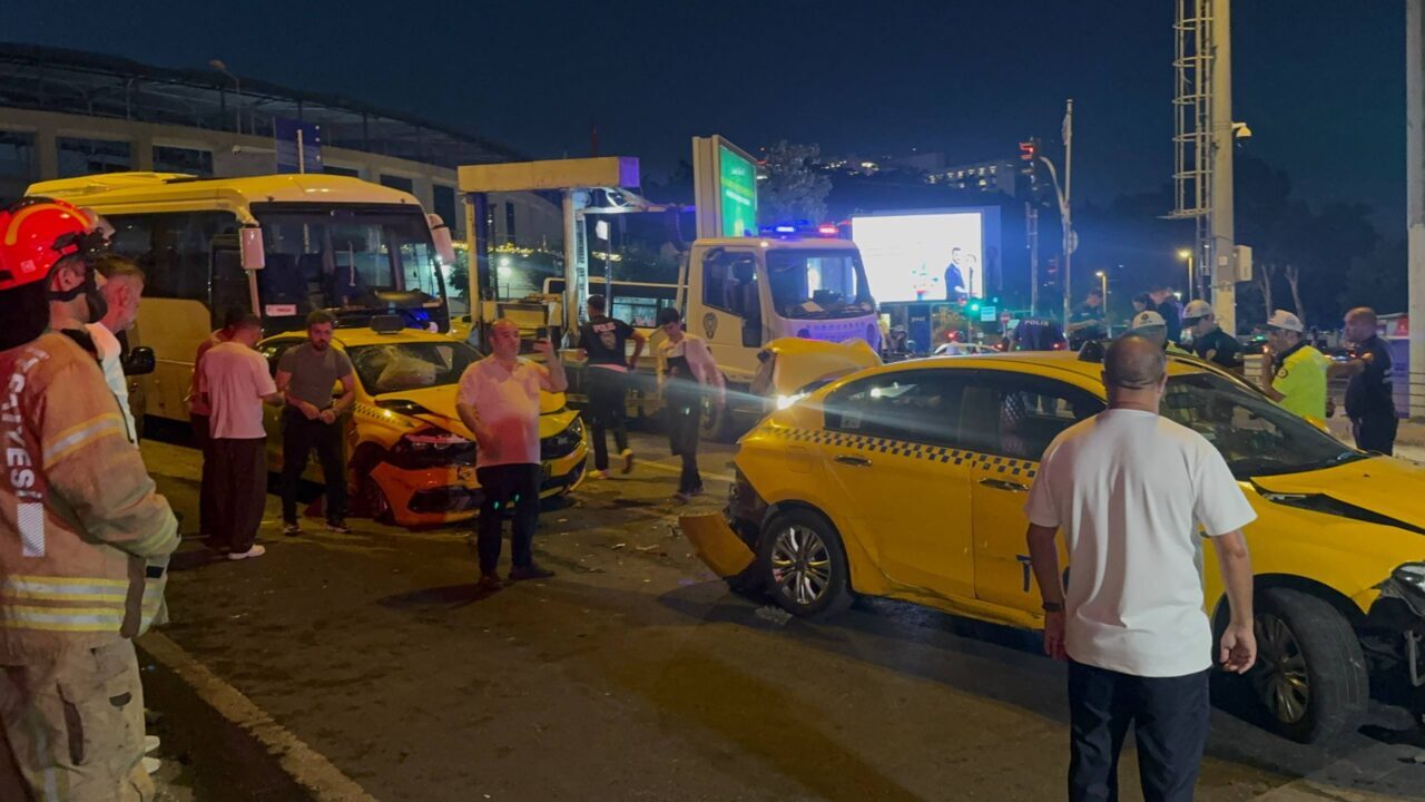 İSTANBUL (AA) – Beyoğlu'nda 8 aracın karıştığı zincirleme trafik kazasında