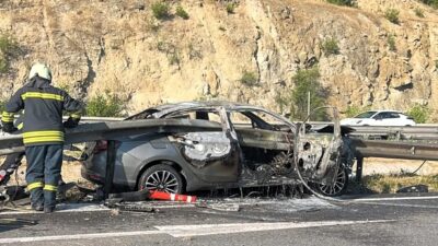 BİLECİK (AA) – Bilecik'in Bozüyük ilçesinde bariyerlere çarparak alev alan