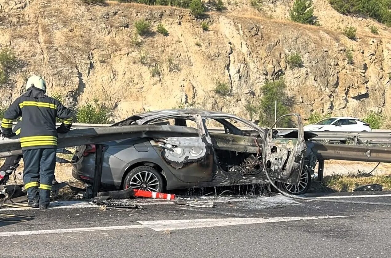 BİLECİK (AA) – Bilecik'in Bozüyük ilçesinde bariyerlere çarparak alev alan