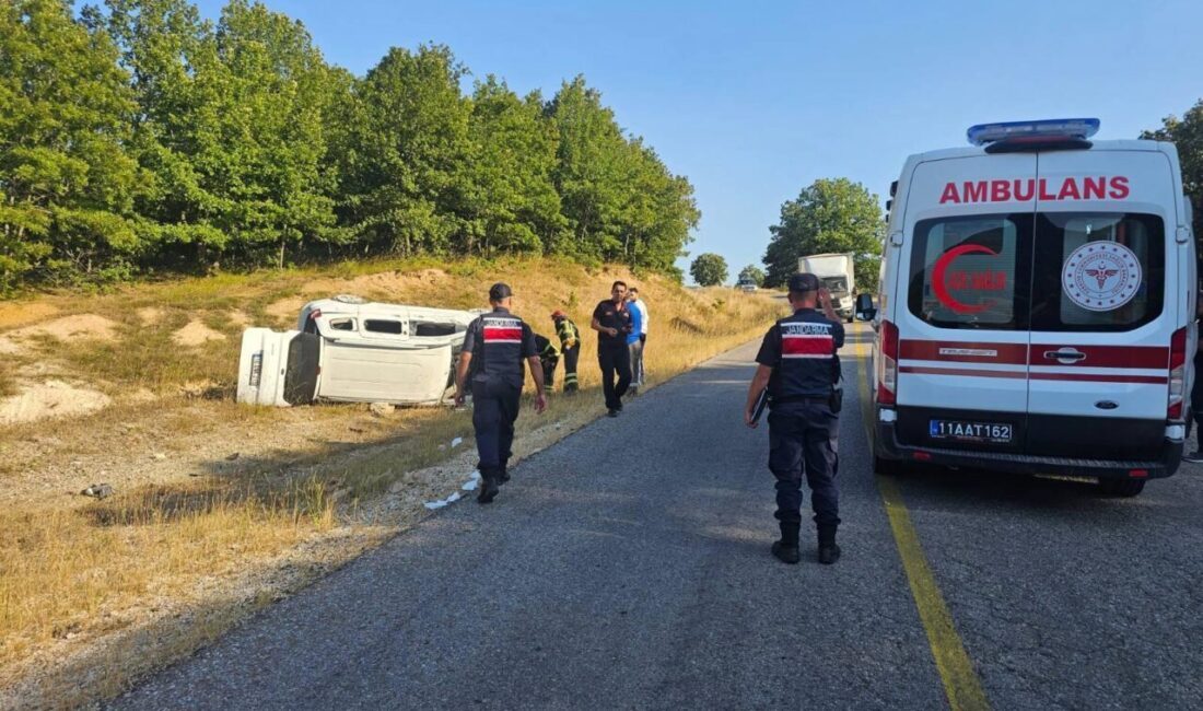 BİLECİK (AA) – Bilecik'te hafif ticari aracın devrilmesi sonucu 5