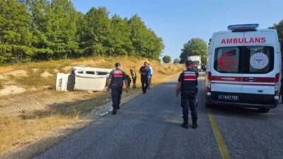 BİLECİK (AA) – Bilecik'te hafif ticari aracın devrilmesi sonucu 5