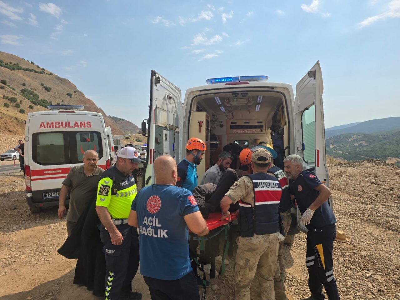 BİNGÖL (AA) – Bingöl'ün Karlıova ilçesinde park halindeki hafriyat kamyonuna