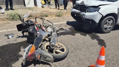 BİNGÖL (AA) – Bingöl'ün Sancak beldesinde otomobil ile motosikletin çarpışması