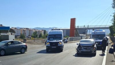 BİNGÖL (AA) – Bingöl'de 3 otomobilin karıştığı zincirleme trafik kazasında