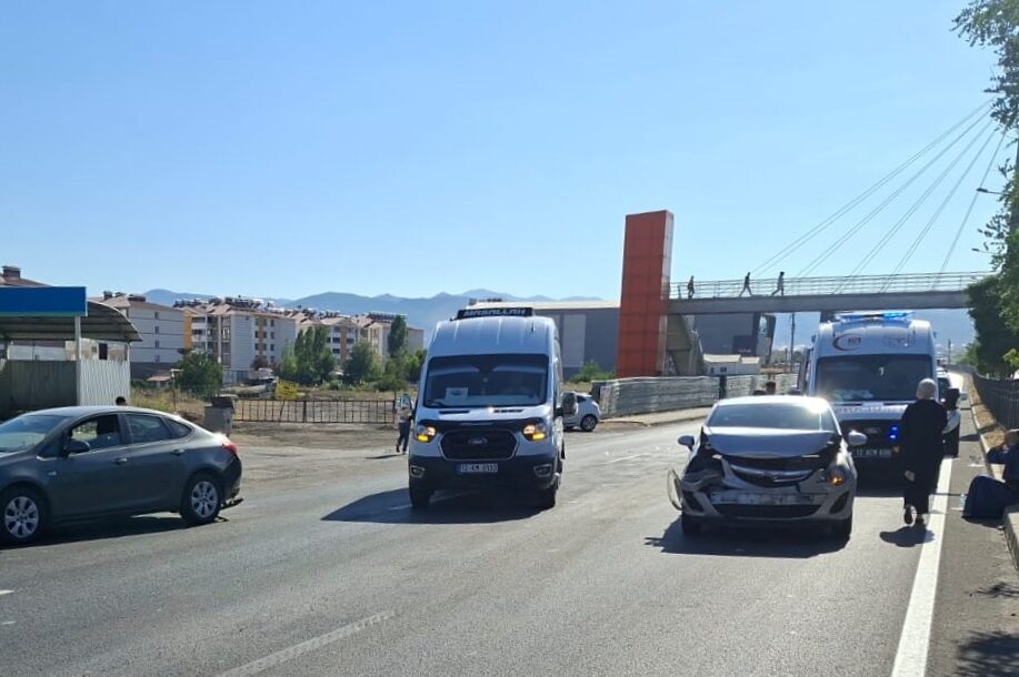 BİNGÖL (AA) – Bingöl'de 3 otomobilin karıştığı zincirleme trafik kazasında