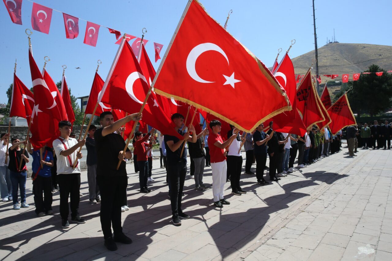 - Bitlis Valisi Ahmet Karakaya:
- "Bitlis'in kurtuluşunda canlarını ortaya koyan