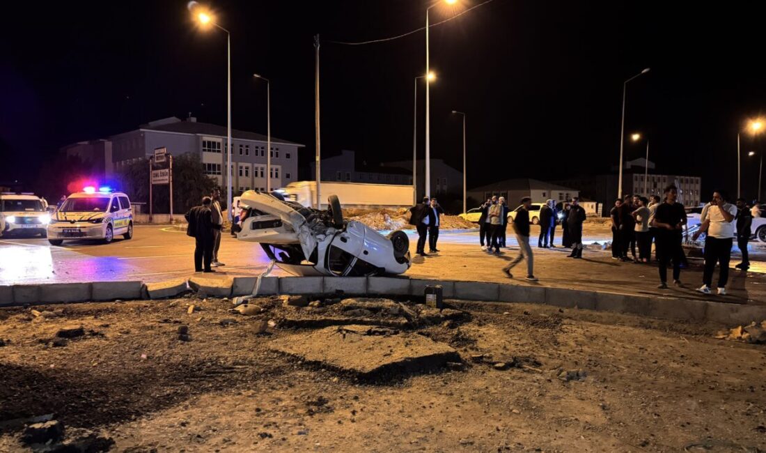 BİTLİS (AA) – Bitlis'te 3 otomobilin karıştığı zincirleme trafik kazasında