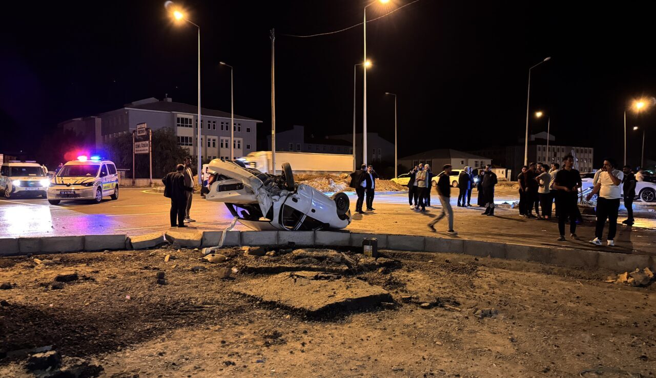 BİTLİS (AA) – Bitlis'te 3 otomobilin karıştığı zincirleme trafik kazasında