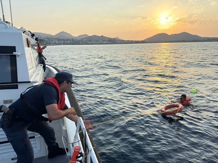 MUĞLA (AA) – Muğla'nın Bodrum ilçesi açıklarında yüzerek Yunanistan'a geçmeye