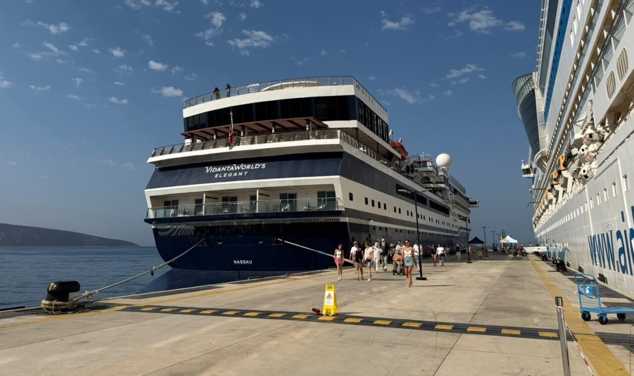 MUĞLA (AA) – Muğla'nın Bodrum ilçesine 2 kruvaziyer, 2 bin