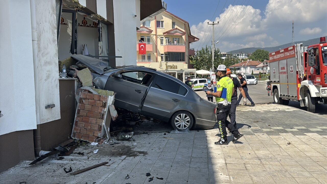 BOLU (AA) – Bolu'da otomobilin caminin duvarına çarpması sonucu 2