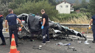 BOLU (AA) – Bolu'da yoldan çıkan otomobilin karşı şeritteki otomobille