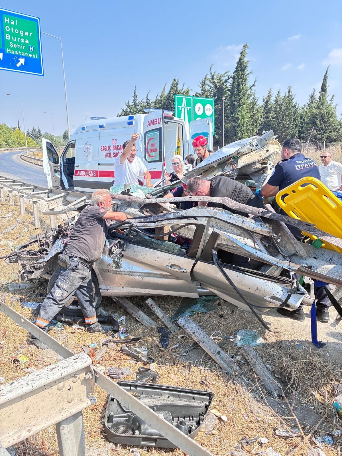 BURSA (AA) – Bursa'da otomobilin bariyerlere çarpması sonucu sürücü ağır