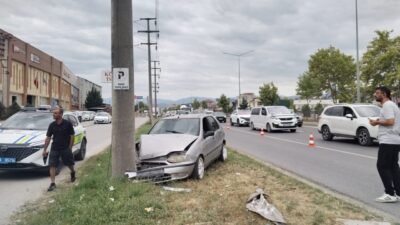 BURSA (AA) – Bursa'nın İnegöl ilçesinde direğe çarpan otomobilin sürücüsü