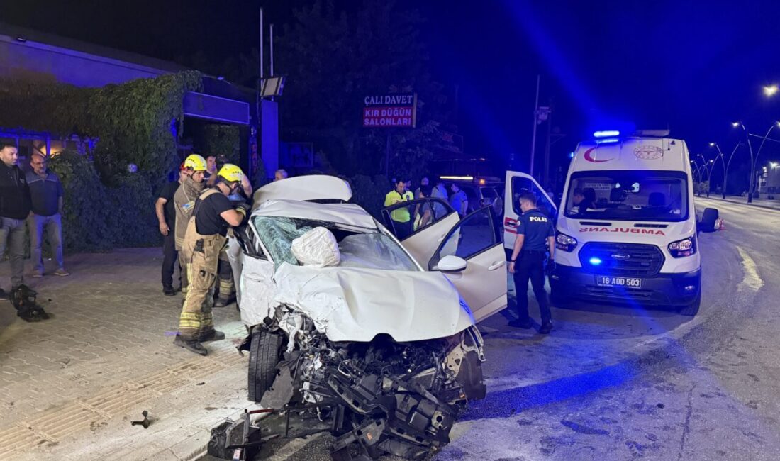 BURSA (AA) – Bursa'nın Nilüfer ilçesinde, iki otomobilin çarpışması sonucu