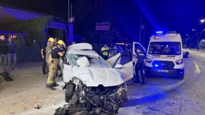 BURSA (AA) – Bursa'nın Nilüfer ilçesinde, iki otomobilin çarpışması sonucu