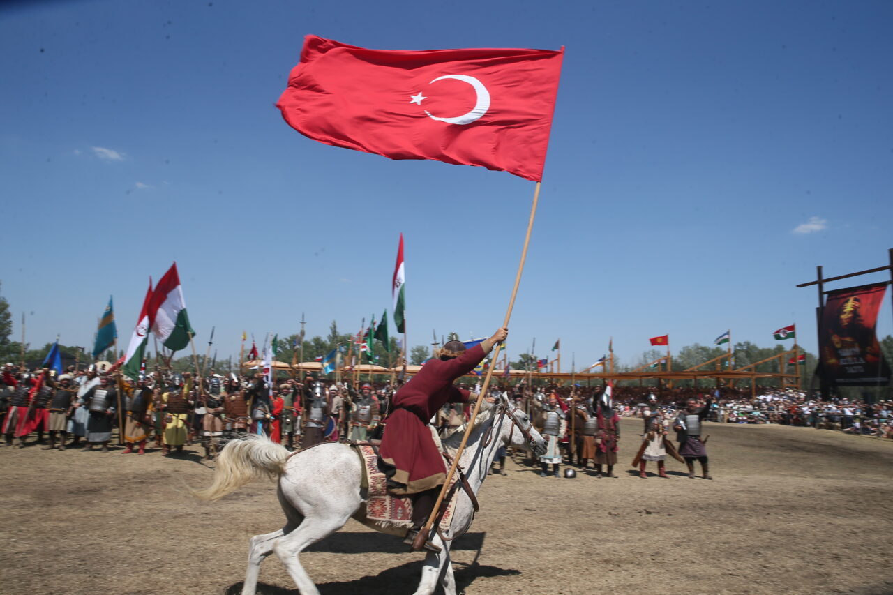 BUGAC (AA) – Hun ve Türk kökenli topulukları buluşturmak amacıyla