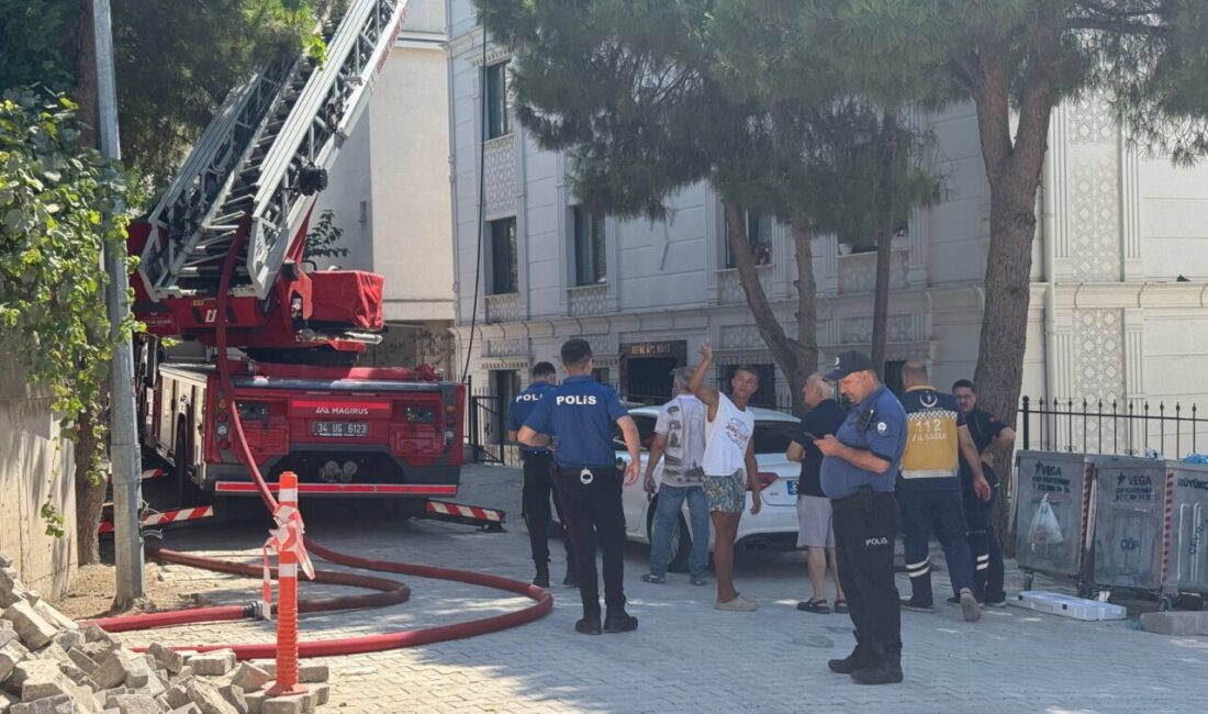 İSTANBUL (AA) – Büyükçekmece'de 4 katlı binanın çatısında çıkan yangın