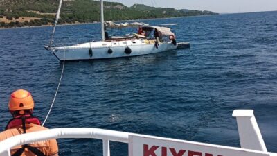 ÇANAKKALE (AA) – Çanakkale Boğazı'nda makineleri arızalanıp sürüklenen tekne, Kıyı