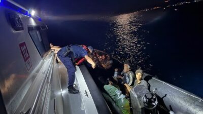 ÇANAKKALE (AA) – Çanakkale'nin Ezine ilçesinde 14 düzensiz göçmen yakalandı.