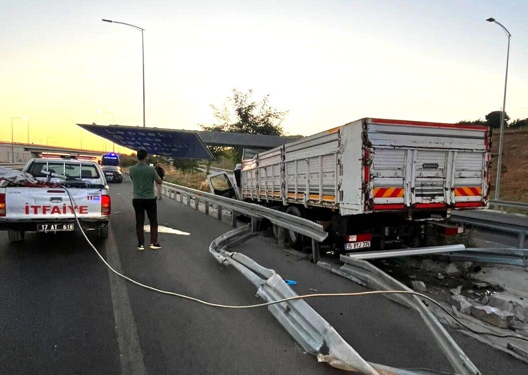 ÇANAKKALE (AA) – Çanakkale'nin Lapseki ilçesinde, kamyonun bariyere çarptığı kazada