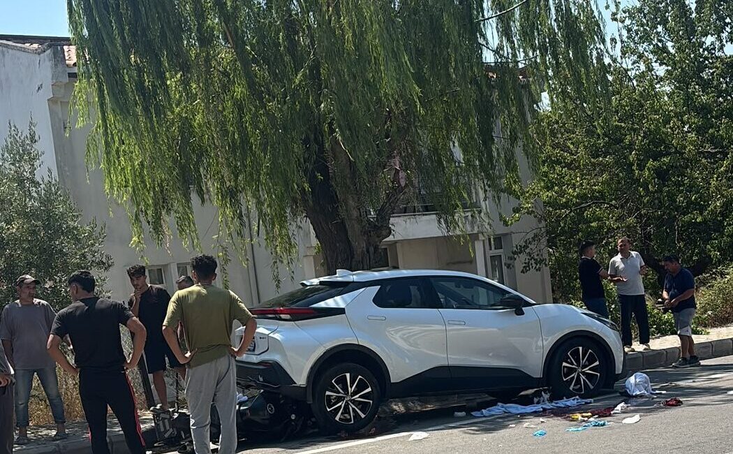 ÇANAKKALE (AA) – Çanakkale'nin Gökçeada ilçesinde motosikletin park halindeki otomobile