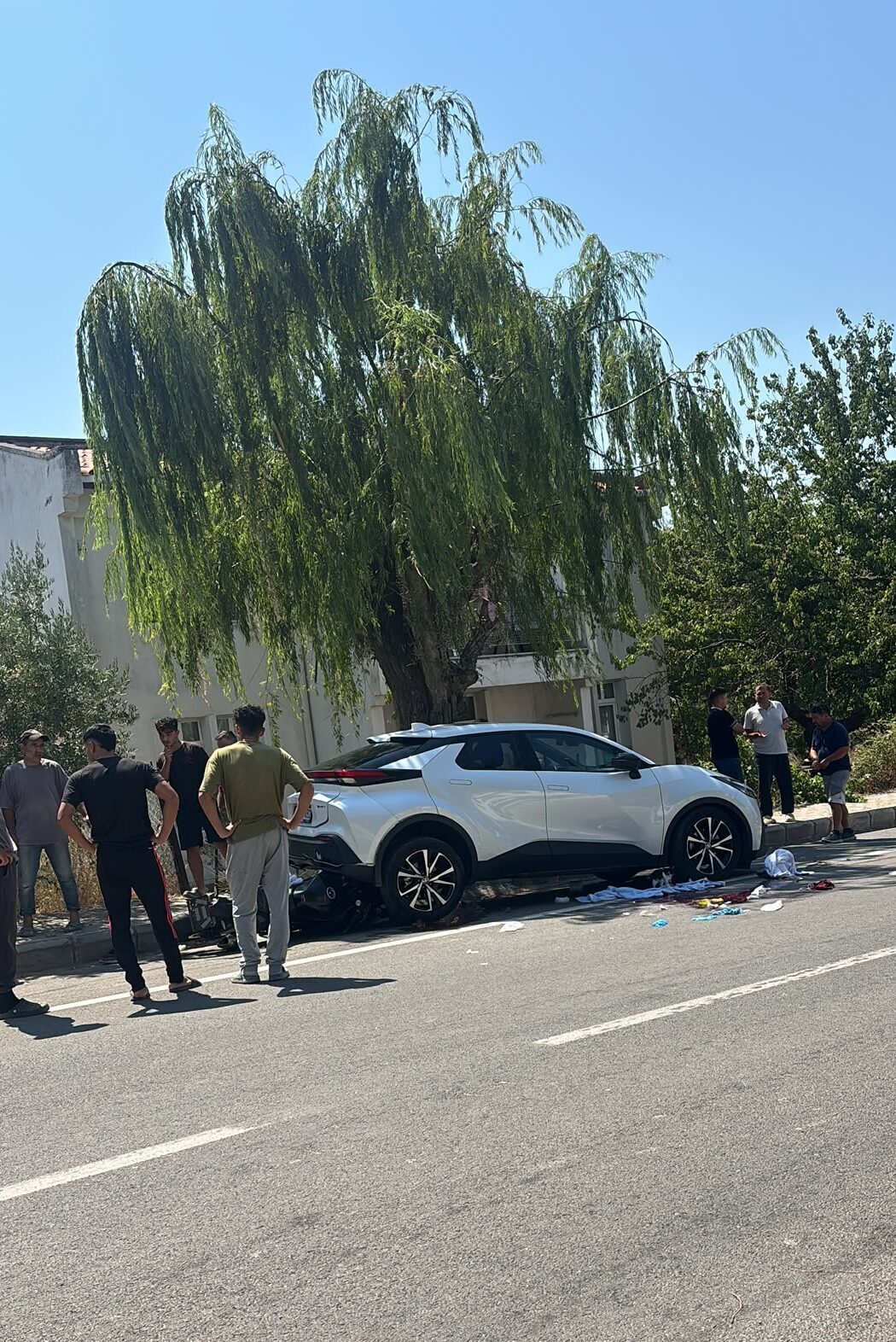 ÇANAKKALE (AA) – Çanakkale'nin Gökçeada ilçesinde motosikletin park halindeki otomobile