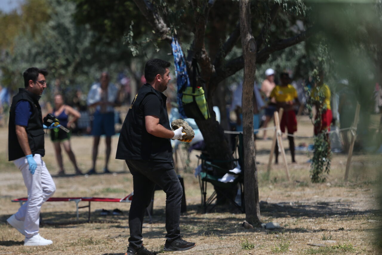 ÇANAKKALE (AA) – Çanakkale'de plajda bulunan mühimmat, polis ekiplerince güvenli