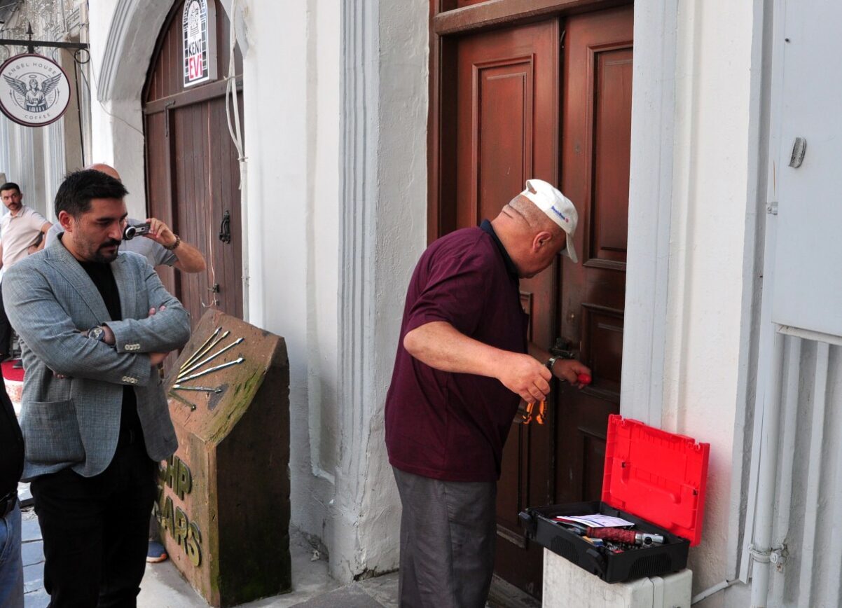 - Karahan ve partililer, anahtarını alamadıkları il başkanlığı binasına çilingir
