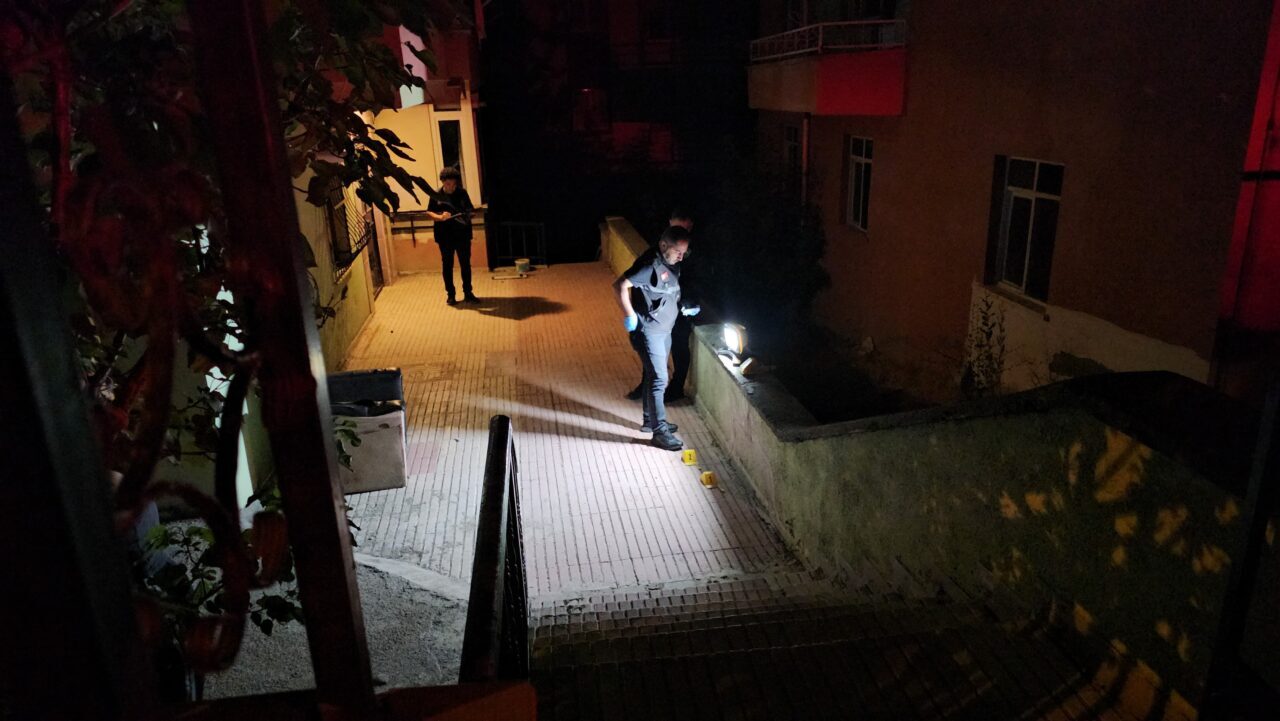 ÇORUM (AA) – Çorum'da bir apartman dairesine pompalı tüfekle ateş