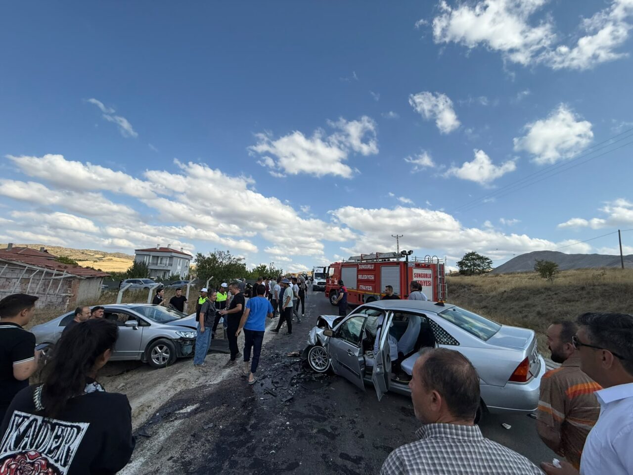 ÇORUM (AA) – Çorum'un Sungurlu ilçesinde iki otomobilin çarpışması sonucu