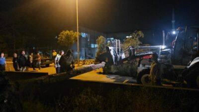 ÇORUM (AA) – Çorum’da rüzgarın etkisiyle devrilen çam ağacı, park