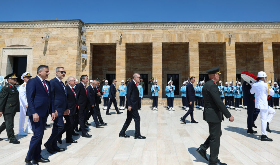 - Erdoğan, Anıtkabir Özel Defteri'ni imzaladı: 
- "Yüksek disiplini, üstün